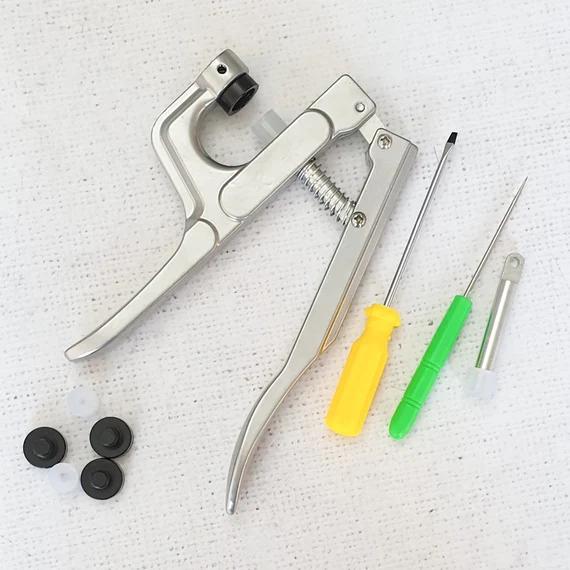 Plastic snap button plier